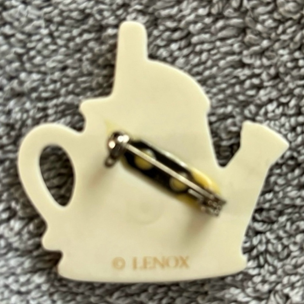 Lenox Vintage Signed Porcelain Watering Can with Gold Trim Brooch/Pin - Picture 2 of 3
